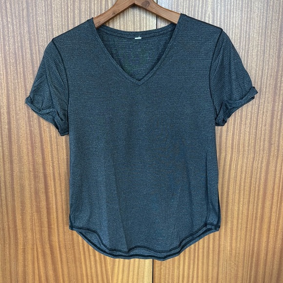 Lululemon gray t shirt - Picture 1 of 3